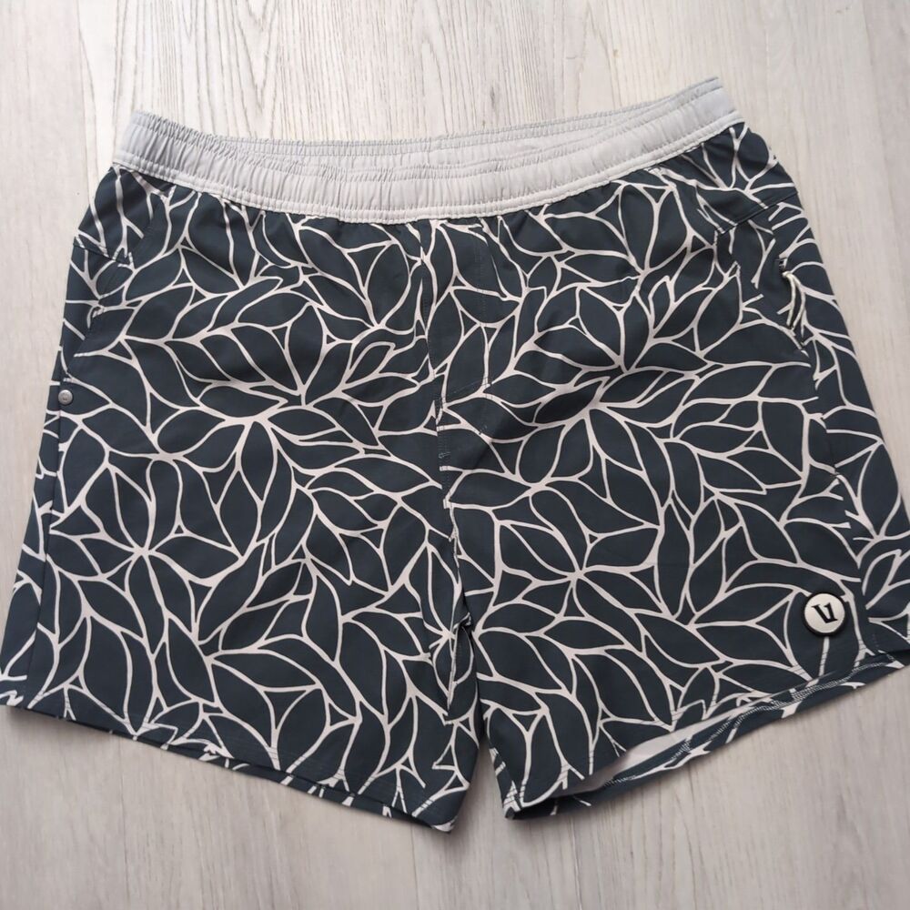 Vuori Maverick Volley Shorts Mens Medium Green Leaf Pattern